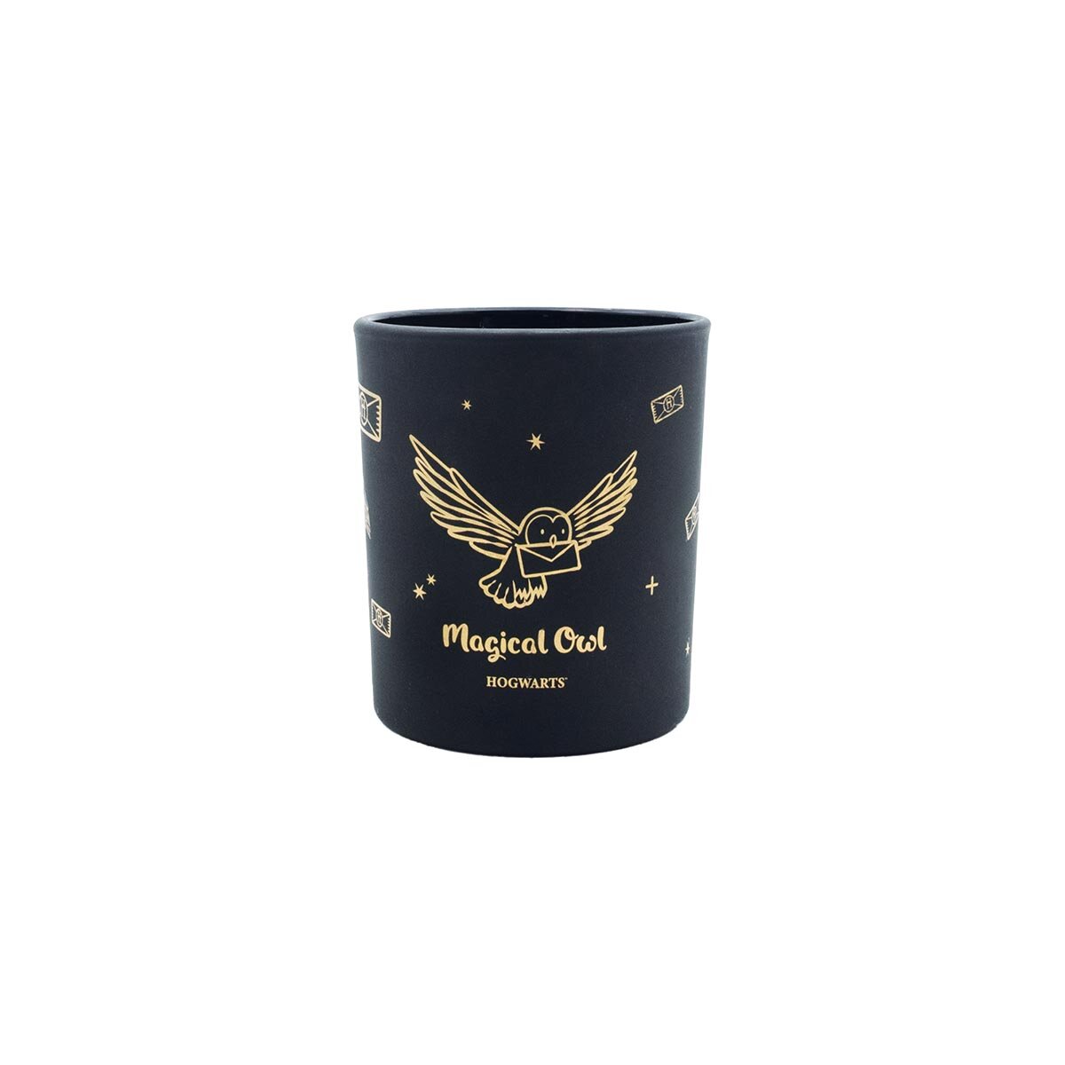 Harry Potter Duftkerze ‚Magical Owl Black‘ (135g) – Vorderseite der schwarzen, offiziellen Lizenzkerze mit goldener Eule, die einen Brief im Schnabel hat – ideale Deko sowie Geschenkidee für Harry Potter-Fans.
