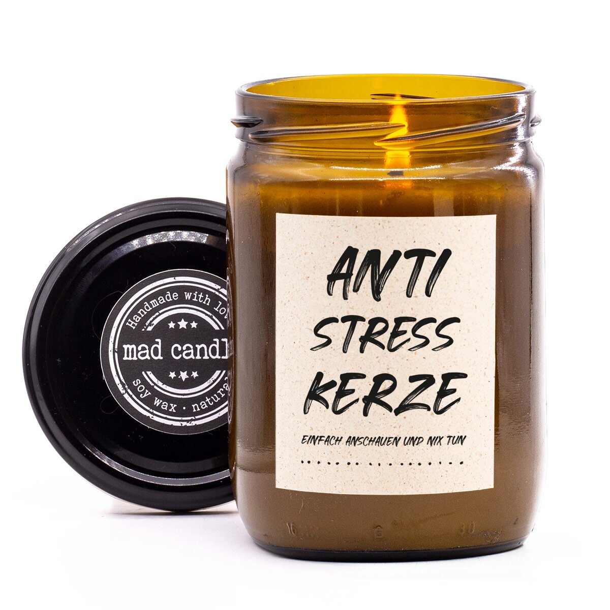 mad candle Duftkerze ‚Anti Stress Kerze‘ – vegane Sojawachs-Kerze mit geöffnetem Deckel & brennendem Docht. Ideal als Geschenk bei stressigen Momenten. Handgemachte Wellness-Duftkerze mit entspannendem Aroma.