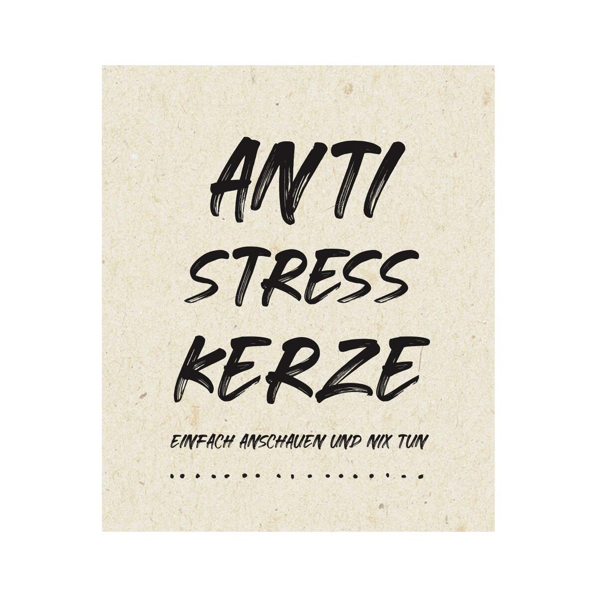 Detailaufnahme des hochwertigen Etiketts der ‚Anti Stress Kerze‘ von mad candle – künstlerisches Design mit dekorativer Typografie. Vegane Duftkerze aus Sojawachs für Entspannung & Wellness.