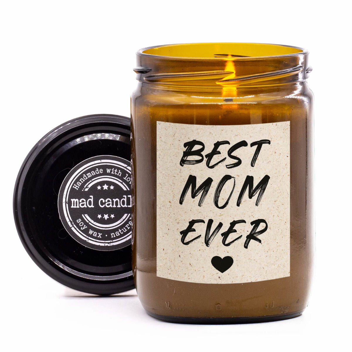 mad candle Duftkerze ‚Best Mom ever‘ – vegane Sojawachs-Kerze mit geöffnetem Deckel & brennendem Docht. Ideal als Geschenk für schöne Momente mit Mama. Handgemachte Wellness-Duftkerze mit entspannendem Aroma.