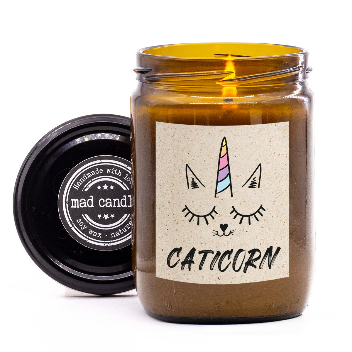 mad candle Duftkerze Caticorn‘ – vegane Sojawachs-Kerze mit geöffnetem Deckel & brennendem Docht. Ideal als Geschenk für Mädchen. Handgemachte Wellness-Duftkerze mit entspannendem Aroma.