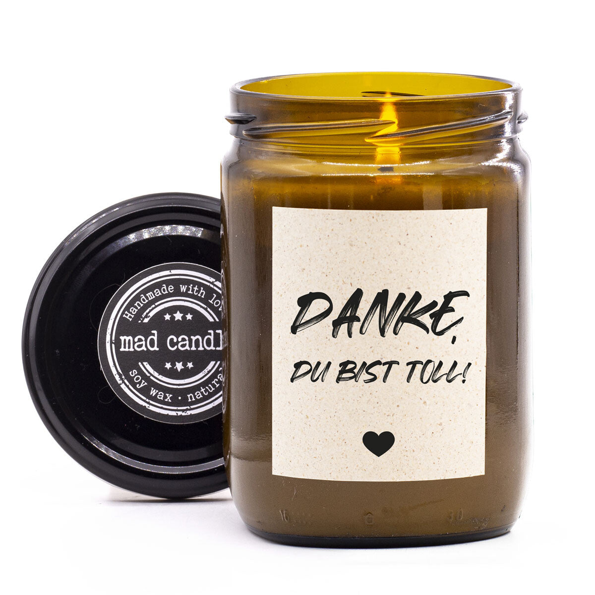 mad candle Duftkerze ‚Danke, du bist toll!‘ – vegane Sojawachs-Kerze mit geöffnetem Deckel & brennendem Docht. Ideal als Geschenk als Dankeschön. Handgemachte Wellness-Duftkerze mit entspannendem Aroma.