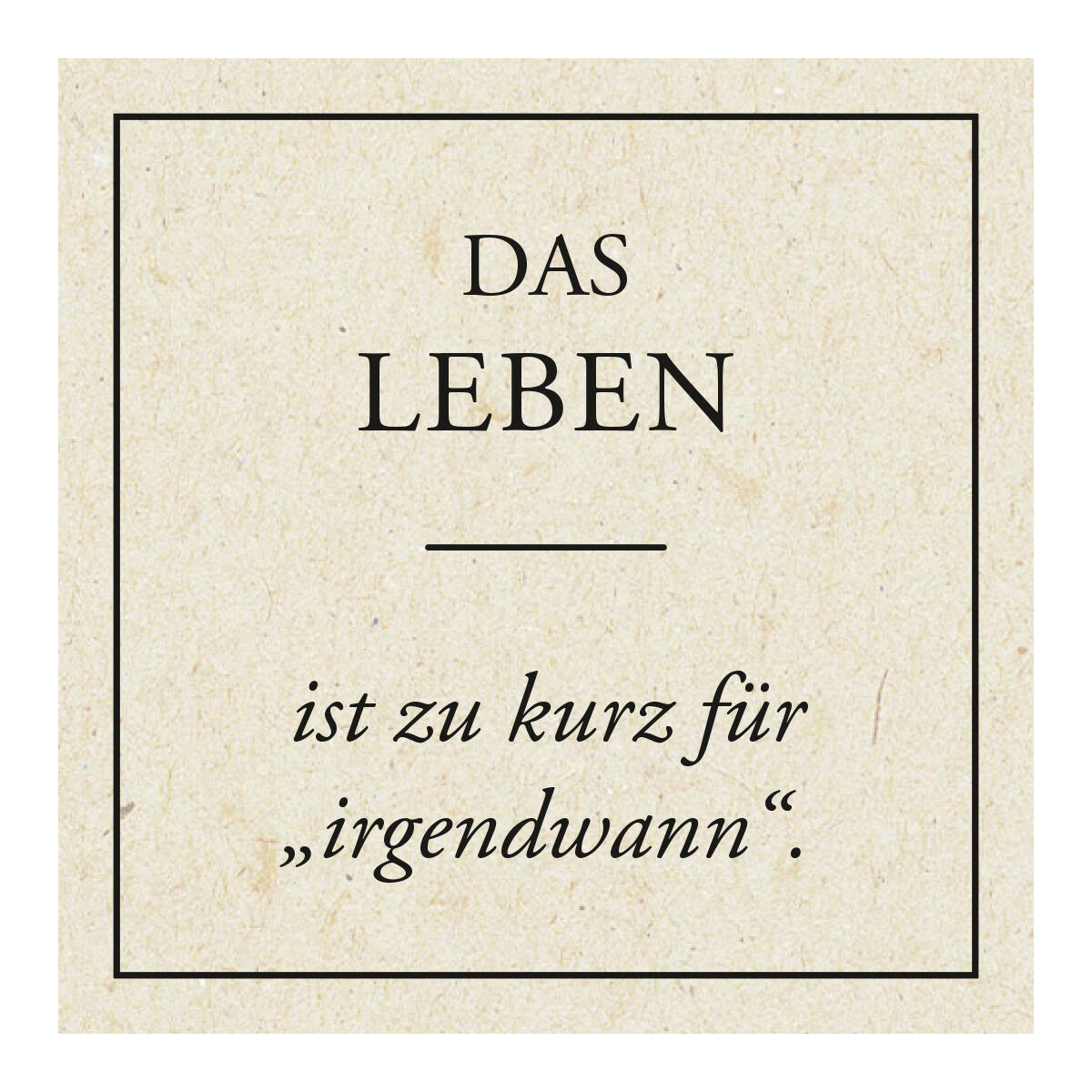 mad candle Duftkerze ‚Das Leben ist zu kurz für „Irgendwann“‘ – vegane Sojawachs-Kerze mit geöffnetem Deckel & brennendem Docht. Ideal als Geschenk für schöne Momente mit Freunden. Handgemachte Wellness-Duftkerze mit entspannendem Aroma  für Yoga, Meditation & Selfcare-Rituale zu Hause.