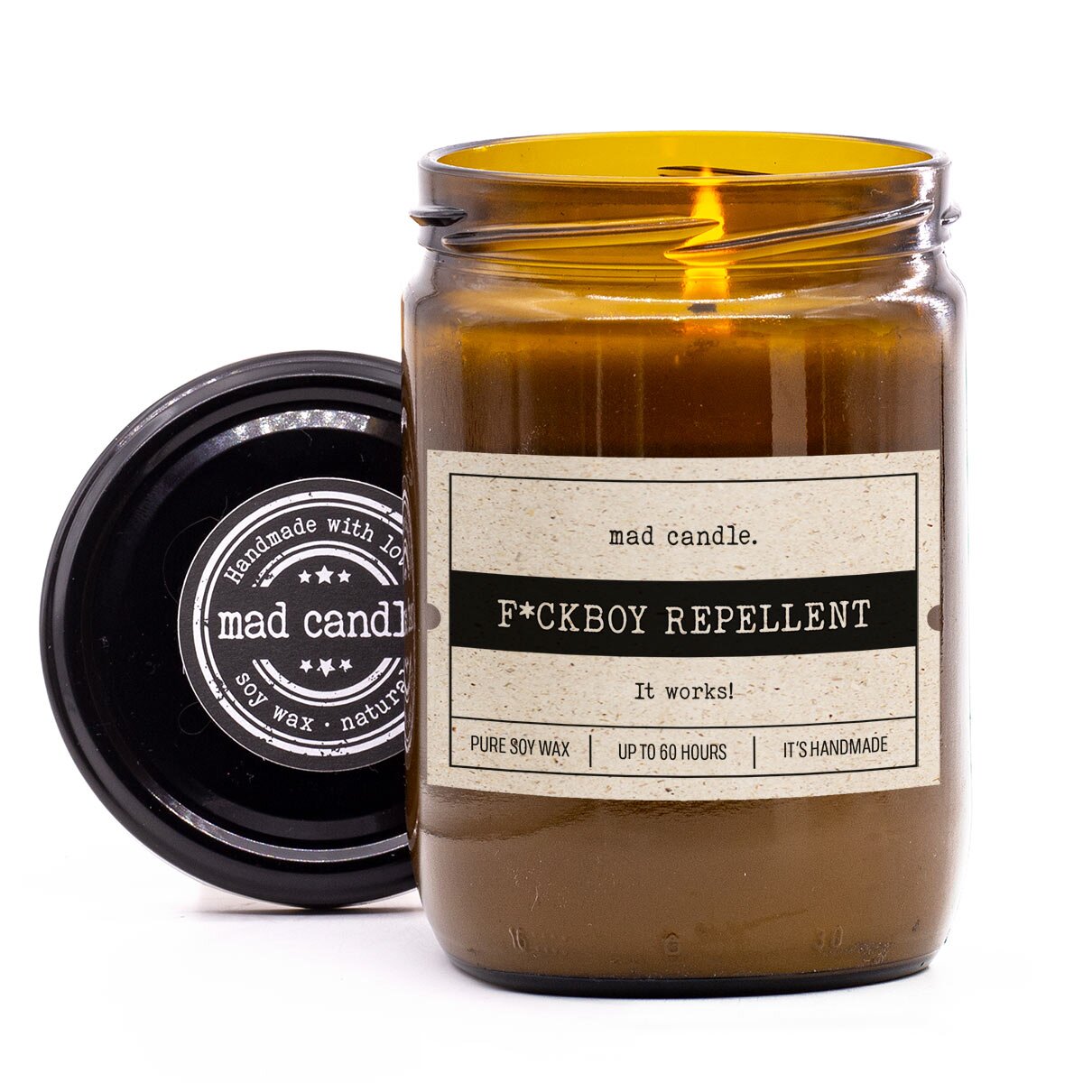 mad candle Duftkerze ‚F*ckboy Repellent‘ – vegane Sojawachs-Kerze mit geöffnetem Deckel & brennendem Docht. Ideal als Geschenk für lustige Momente mit der Freundin. Handgemachte Wellness-Duftkerze mit entspannendem Aroma.