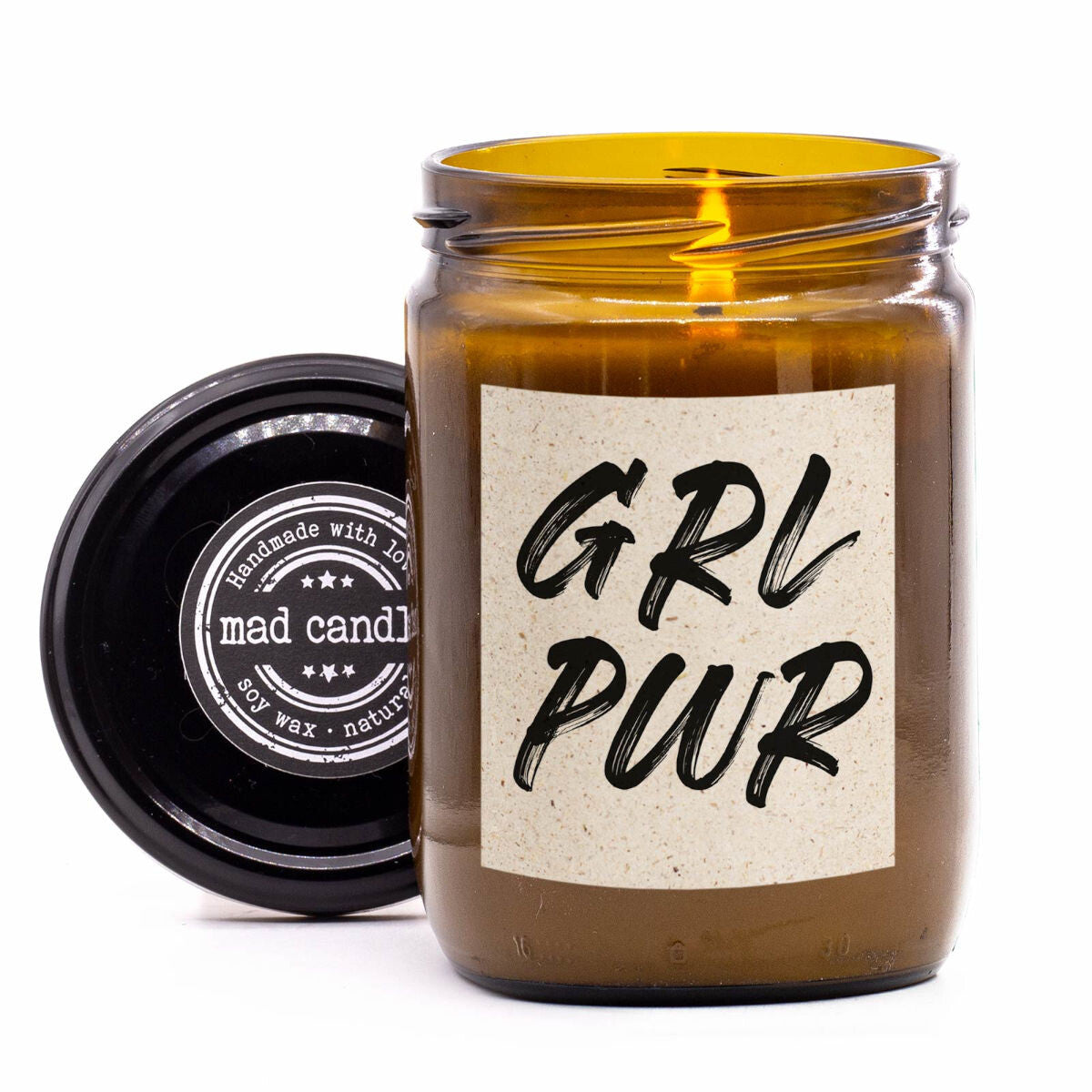 mad candle Duftkerze ‚Girlpower‘ – vegane Sojawachs-Kerze mit geöffnetem Deckel & brennendem Docht. Perfekt für starke Frauen und Motivation. Handgemachte Wellness-Duftkerze mit entspannendem Aroma.