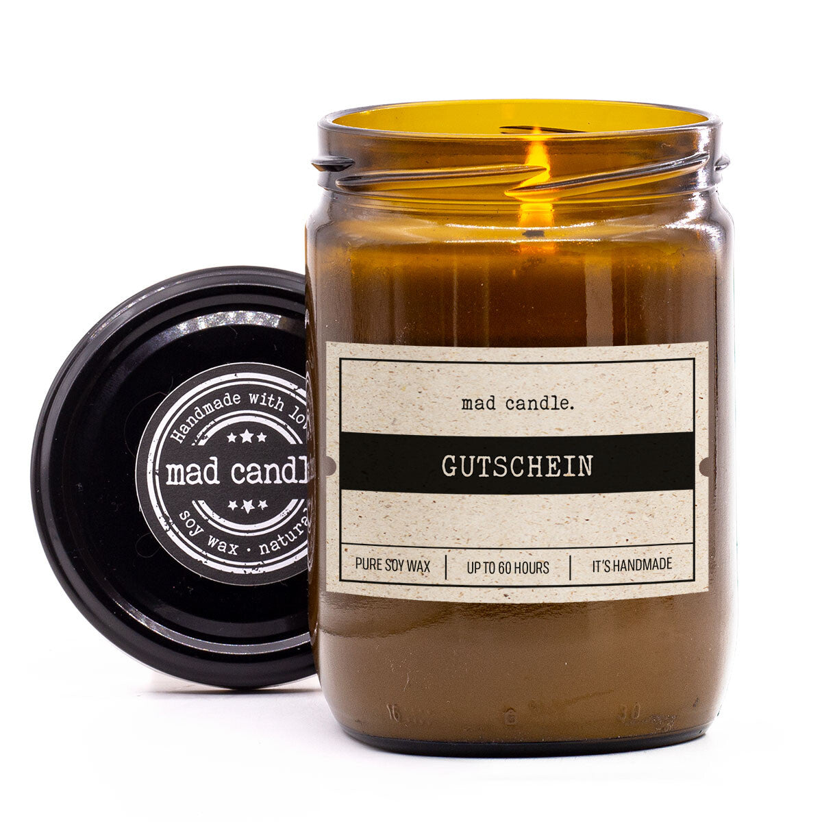 mad candle Duftkerze ‚Gutschein‘ – vegane Sojawachs-Kerze mit geöffnetem Deckel & brennendem Docht. Ideal als Geschenk für persönliche Ideen. Handgemachte Wellness-Duftkerze mit entspannendem Aroma.