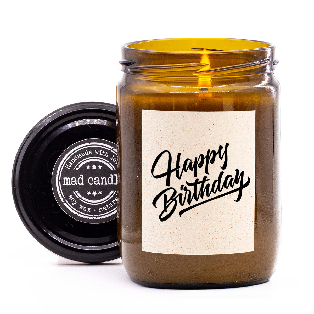 mad candle Duftkerze ‚Happy Birthday‘ – vegane Sojawachs-Kerze mit geöffnetem Deckel & brennendem Docht. Ideal als Geschenkidee zum Geburtstag. Handgemachte Wellness-Duftkerze mit entspannendem Aroma.