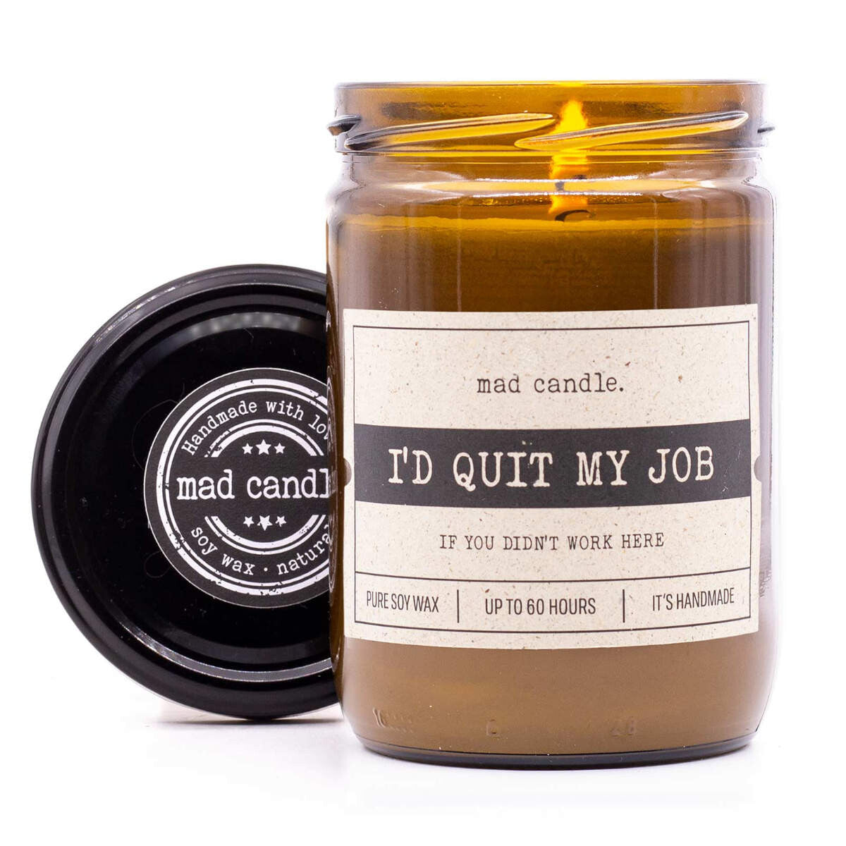 mad candle Duftkerze ‚I'd quit my Job‘ – vegane Sojawachs-Kerze mit geöffnetem Deckel & brennendem Docht. Ideal als Geschenk für Kollegen oder Deko fürs Büro.Handgemachte Wellness-Duftkerze mit entspannendem Aroma.