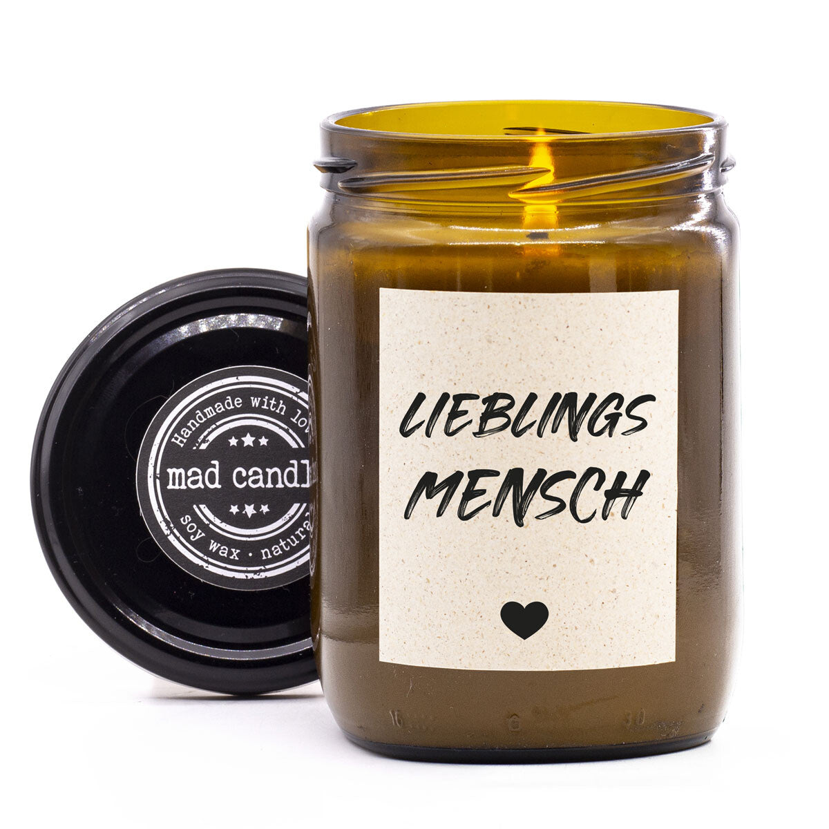 mad candle Duftkerze ‚Lieblingsmensch‘ – vegane Sojawachs-Kerze mit geöffnetem Deckel & brennendem Docht. Ideal als Geschenk für schöne Momente mit besonderen Menschen. Handgemachte Wellness-Duftkerze mit entspannendem Aroma.