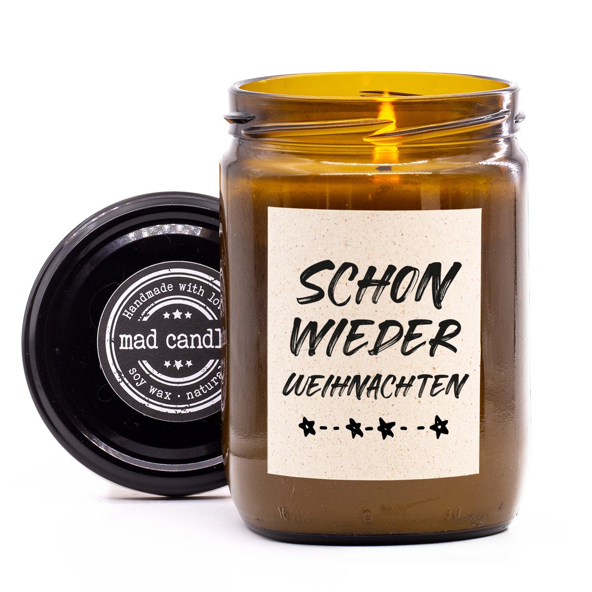 mad candle Duftkerze ‚Schon wieder Weihnachten‘ – vegane Sojawachs-Kerze mit geöffnetem Deckel & brennendem Docht. Ideal als Geschenk für weihnachtliche Momente mit Familie. Handgemachte Wellness-Duftkerze mit entspannendem Aroma.