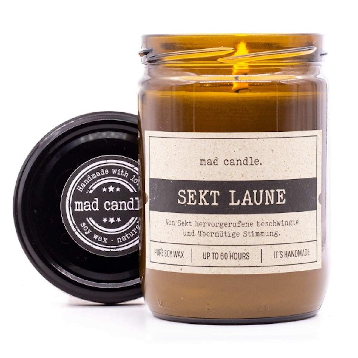 mad candle Duftkerze ‚Sekt Laune‘ – vegane Sojawachs-Kerze mit geöffnetem Deckel & brennendem Docht. Ideal als Geschenk für schöne Momente mit Freunden. Handgemachte Wellness-Duftkerze mit entspannendem Aroma.
