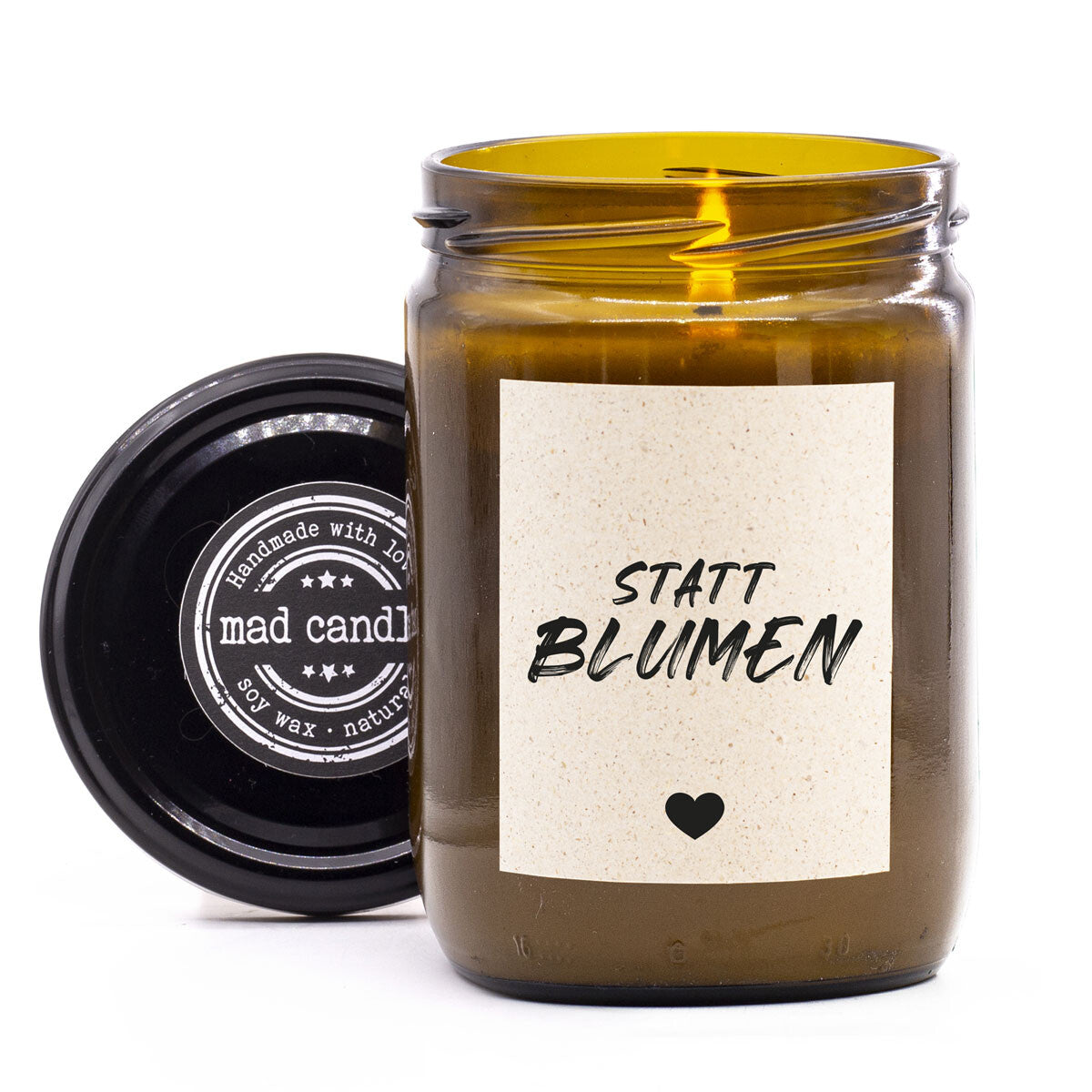 mad candle Duftkerze ‚Statt Blumen‘ – vegane Sojawachs-Kerze mit geöffnetem Deckel & brennendem Docht. Ideal als Geschenk für lustige Momente. Handgemachte Wellness-Duftkerze mit entspannendem Aroma.
