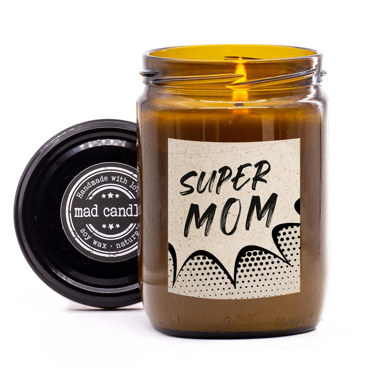 mad candle Duftkerze ‚Super Mom‘ – vegane Sojawachs-Kerze mit geöffnetem Deckel & brennendem Docht. Ideal als Geschenk für Mütter und Mamas. Handgemachte Wellness-Duftkerze mit entspannendem Aroma.