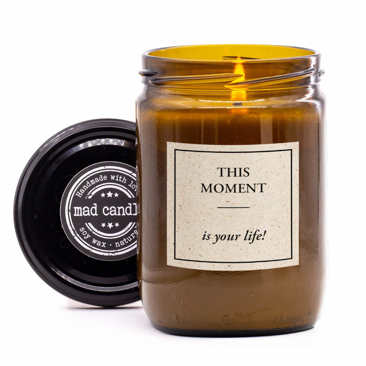 mad candle Duftkerze ‚This Moment is your life‘ – vegane Sojawachs-Kerze mit geöffnetem Deckel & brennendem Docht. Perfekt als Geschenk oder für dein eigenes Wohlbefinden. Handgemachte Wellness-Duftkerze mit entspannendem Aroma für Yoga, Meditation & Selfcare-Rituale zu Hause.