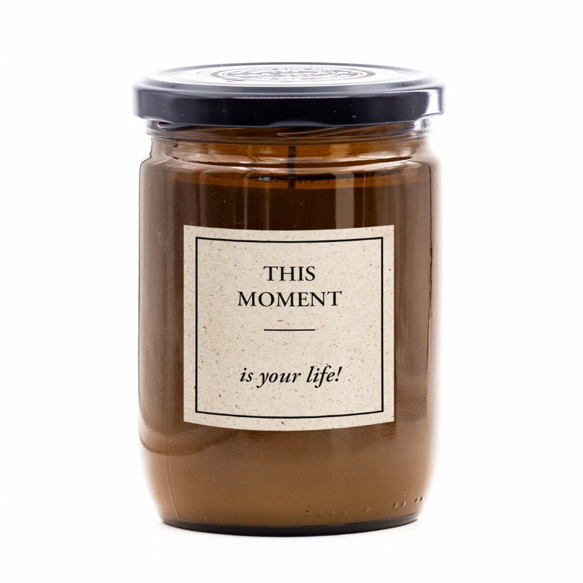 Handgemachte vegane mad candle Duftkerze (360g) im braunen Glas – mit frischem Zitronen-Lavendel-Duft und Aufdruck ‚This Moment is your life‘. Perfekt für Yoga, Selfcare-Momente und Me-Time.