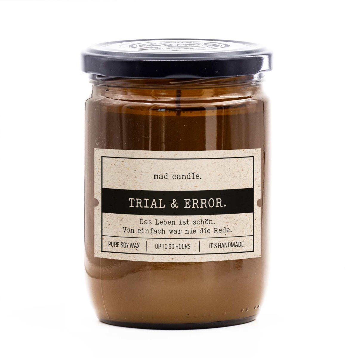 Handgemachte vegane mad candle Duftkerze (360g) im braunen Glas – mit frischem Zitronen-Lavendel-Duft und Aufdruck ‚Trail & Error.‘. Witziges Geschenk aus Sojawachs um dich oder jemand anderes daran zu erinnern, dass das Leben Höhen und Tiefen hat.
