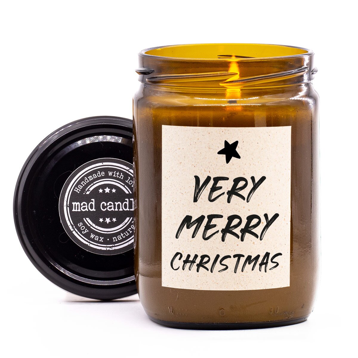 mad candle Duftkerze ‚Very Merry Christmas‘ – vegane Sojawachs-Kerze mit geöffnetem Deckel & brennendem Docht. Ideal als Geschenk für weihnachtliche Momente . Handgemachte Wellness-Duftkerze mit entspannendem Aroma.