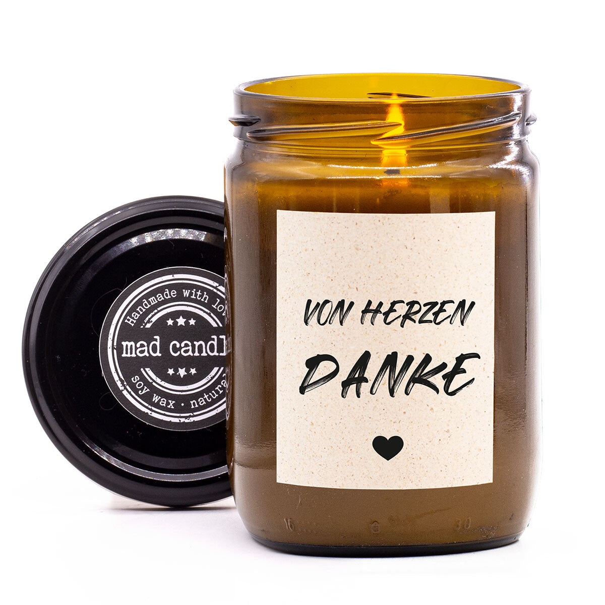 mad candle Duftkerze ‚von Herzen Danke‘ – vegane Sojawachs-Kerze mit geöffnetem Deckel & brennendem Docht. Ideal als Dankeschön-Geschenk. Handgemachte Wellness-Duftkerze mit entspannendem Aroma.