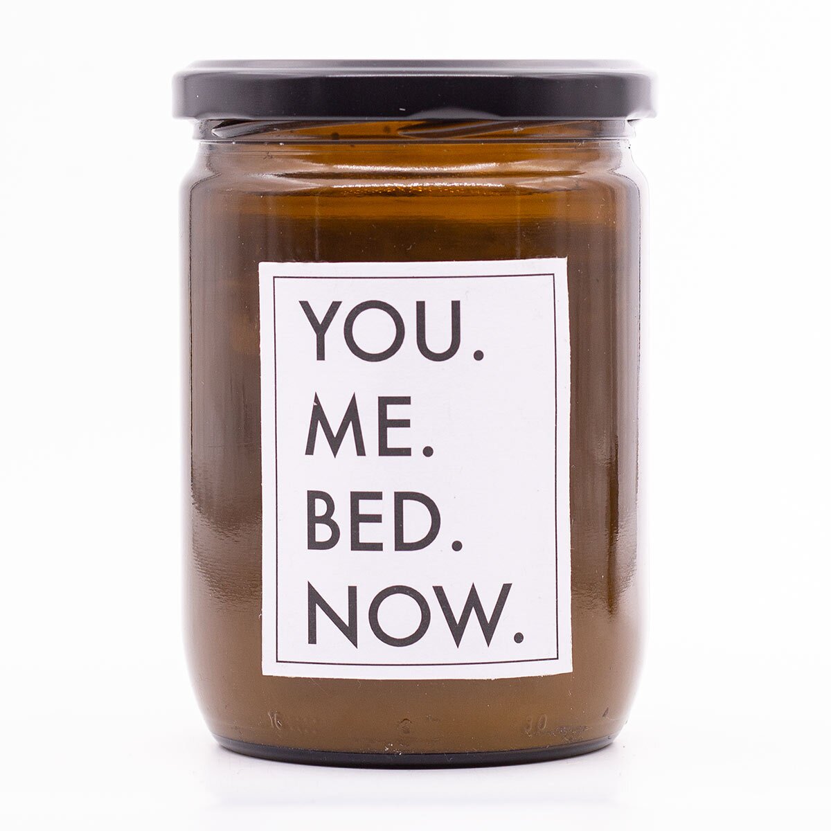 Handgemachte vegane mad candle Duftkerze (360g) im braunen Glas – mit frischem Zitronen-Lavendel-Duft und Aufdruck ‚You. Me. Bed. Now.‘. Witziges Geschenk aus Sojawachs für Partner, Frau oder Freundin.