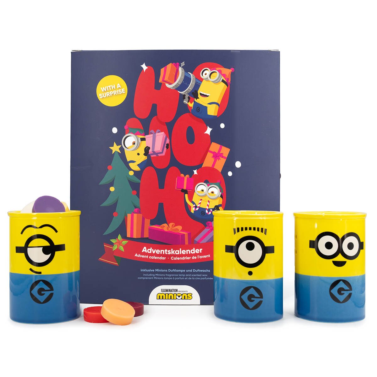Minions Adventskalender mit 24 veganen Duftwachsen und einer Teelicht Duftlampe. Im Vordergrund des Kalenders stehen die drei möglichen Optionen der Teelicht Duftlampen und eine ist mit dem Duftwachs gefüllt.