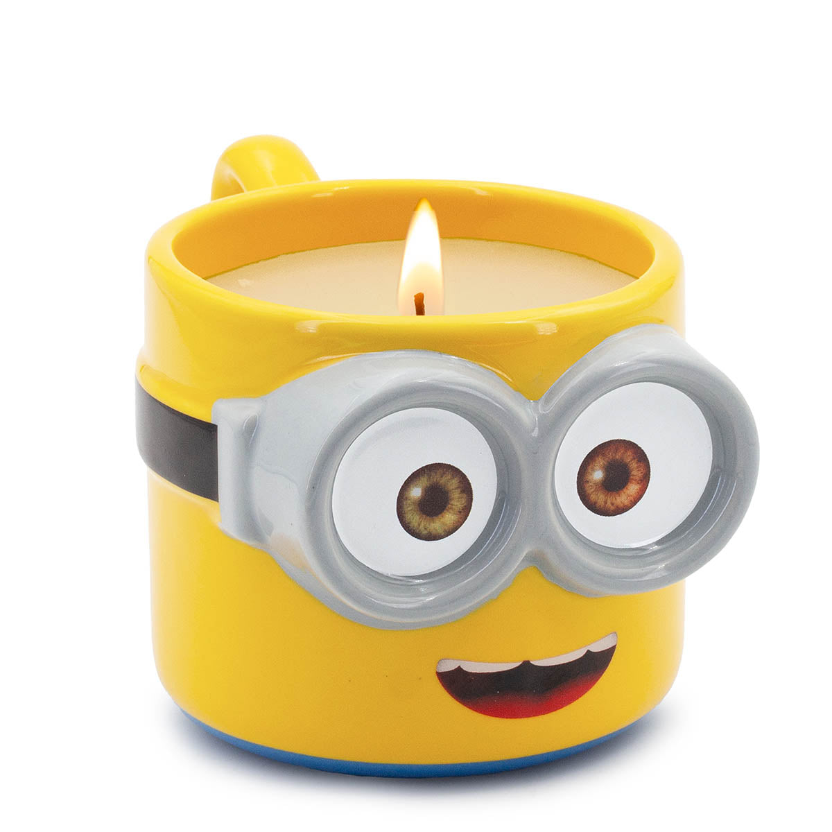 Seitliche Ansicht der gelben Minions Keramiktasse mit dem lachenden Gesicht von Bob als Duftkerze (200g). Hochwertige Tassenkerze mit weißem Wachs – ein ideales Geschenk für Minions-Fans.