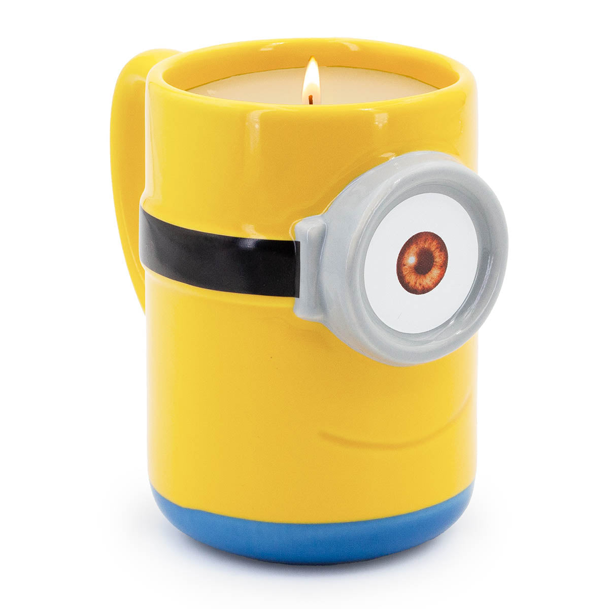 Seitliche Ansicht der gelben Minions Keramiktasse mit dem lachenden Gesicht von Carl als Duftkerze (200g). Hochwertige Tassenkerze mit weißem Wachs – ein ideales Geschenk für Minions-Fans.