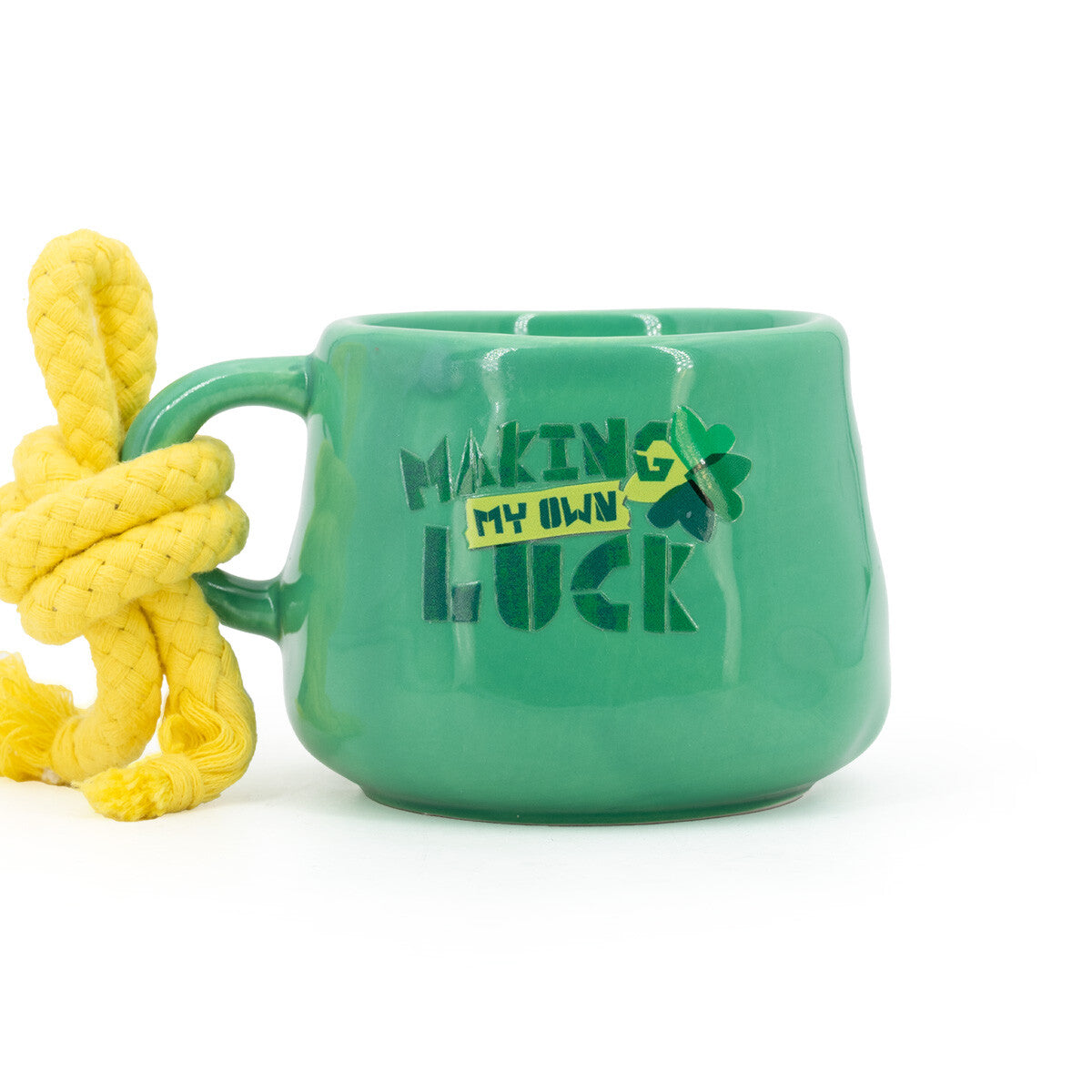 Rückseite der Minions Duftkerze Bob (200g) in grüner Keramiktasse mit gelber Kordel. Mit dunkelgrüner Schrift wurde auf die Tasse geschrieben "Making my own Luck" mit einem Kleeblatt.