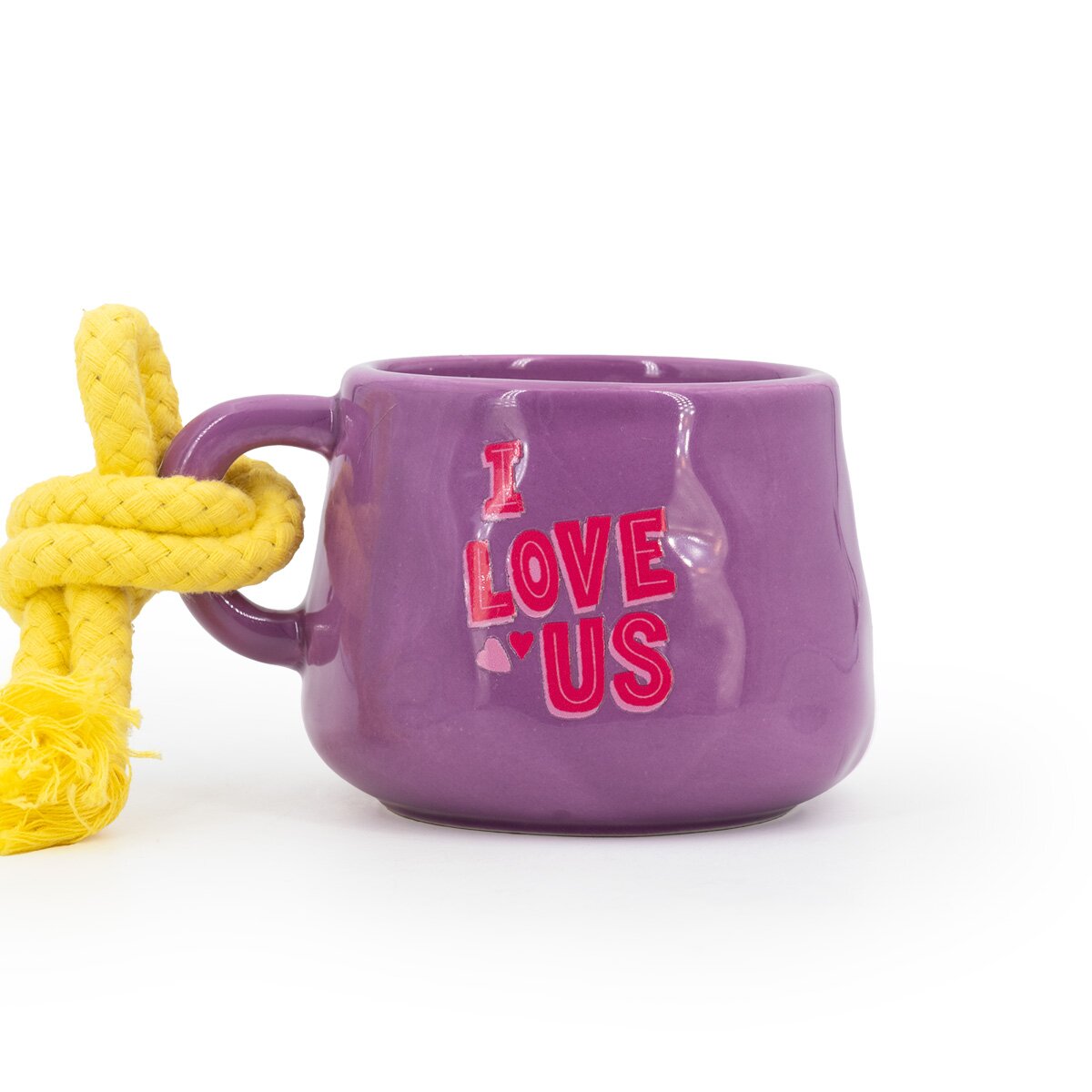 Rückseite der Minions Duftkerze Bob & Tim (200g) in lila Keramiktasse mit gelber Kordel. Mit roter Schrift wurde auf die Tasse geschrieben "I love us" mit zwei Herzen.