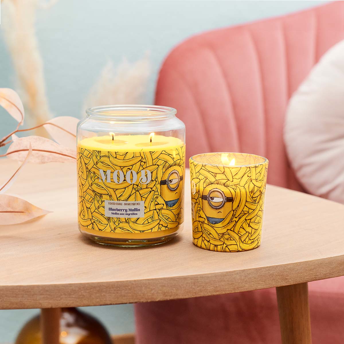 Minions Duftkerzen ‚Mood‘ (510g und 110g) – Moodbild der beiden offiziellen Lizenzkerzen mit gelbem Minions-Motiv, vielen Bananen und einem Minion. Vegane Duftkerze im Glas als liebevolle Deko oder besondere Geschenkidee für Kinder.