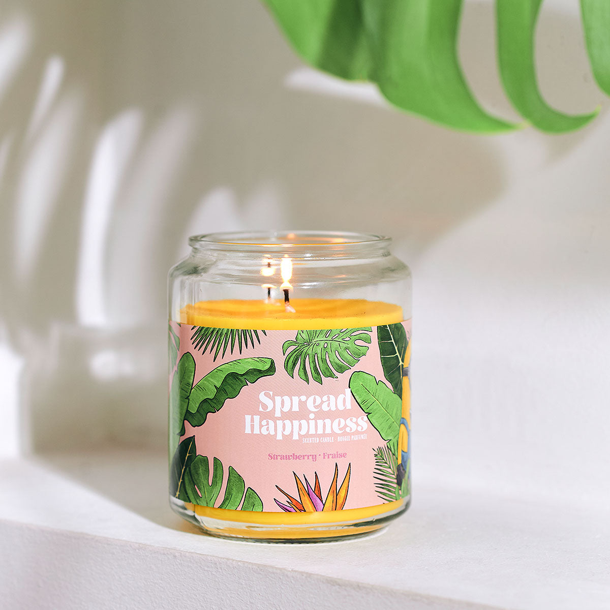 Minions XXL-Duftkerze ‚Spread Happiness‘ (510g) – Moodbild der offiziellen Lizenzkerze mit paradiesischem Minions-Motiv. Vegane Duftkerze im Glas als stilvolles Wohnaccessoire oder fröhliche Geschenkidee für Kinder.