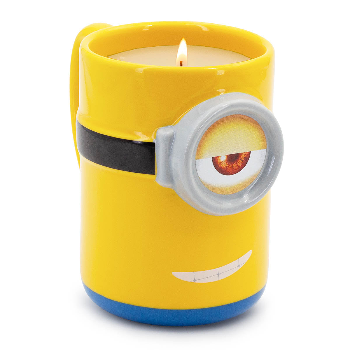 Seitliche Ansicht der gelben Minions Keramiktasse mit dem grinsenden Gesicht von Stuart als Duftkerze (200g). Hochwertige Tassenkerze mit weißem Wachs – ein ideales Geschenk für Minions-Fans.