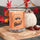 Peanuts Duftkerze ‚Boo‘ (250g) – Moodbild der offiziellen Lizenzkerze mit herbstlicher Dekoration – dekorative Duftkerze im Glas mit Charlie Brown Motiv für gemütliche Herbststimmung.