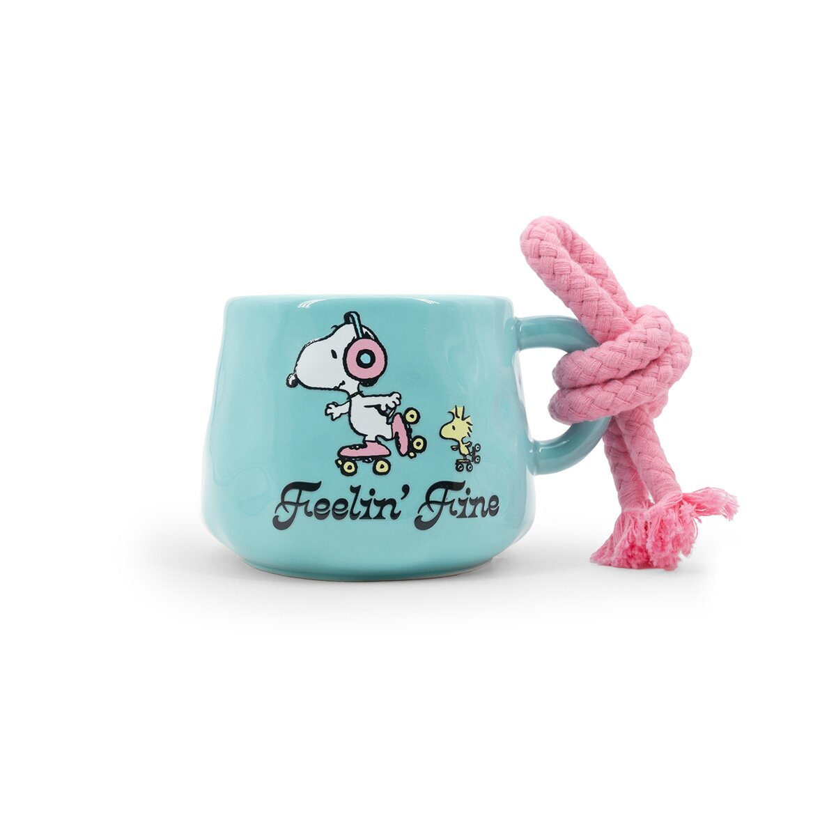 Peanuts-Duftkerze Feeling Fine (200g) in türkisfarbener Keramiktasse mit Snoopy und Woodwick Motiv, die gemeinsam Rollschuh fahren. Vorderseite der Tasse mit rosa Seil am Henkel.
