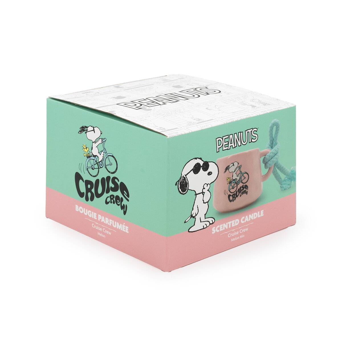 Peanuts-Duftkerze Cruise Crew (200g) in rosa Keramiktasse, stehend in offiziellem Geschenkkarton. Als Motiv ist Snoopy und Woodwick zusammen auf einem Fahrrad abgebildet.