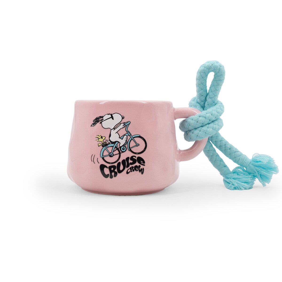 Peanuts-Duftkerze Cruise Crew (200g) in rosa Keramiktasse mit Snoopy und Woodwick Motiv, die gemeinsam Fahrrad fahren. Vorderseite der Tasse mit türkisfarbenem Seil am Henkel.