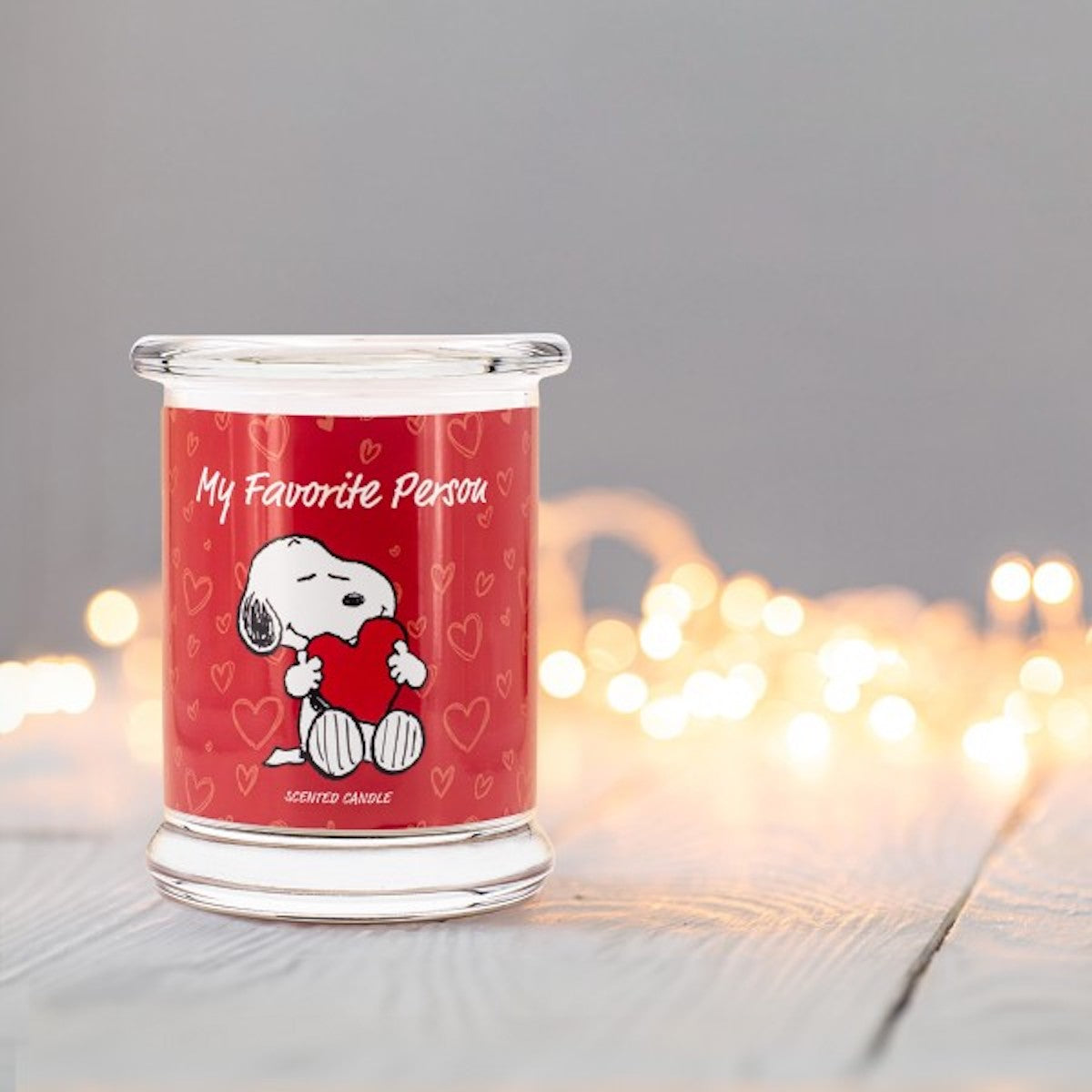 Peanuts Duftkerze ‚My Favorite Person‘ (250g) – Moodbild der offiziellen Lizenzkerze mit Lichterketten Dekoration – dekorative Duftkerze im Glas mit Snoopy und Herz Motiv für eine romantische Stimmung.