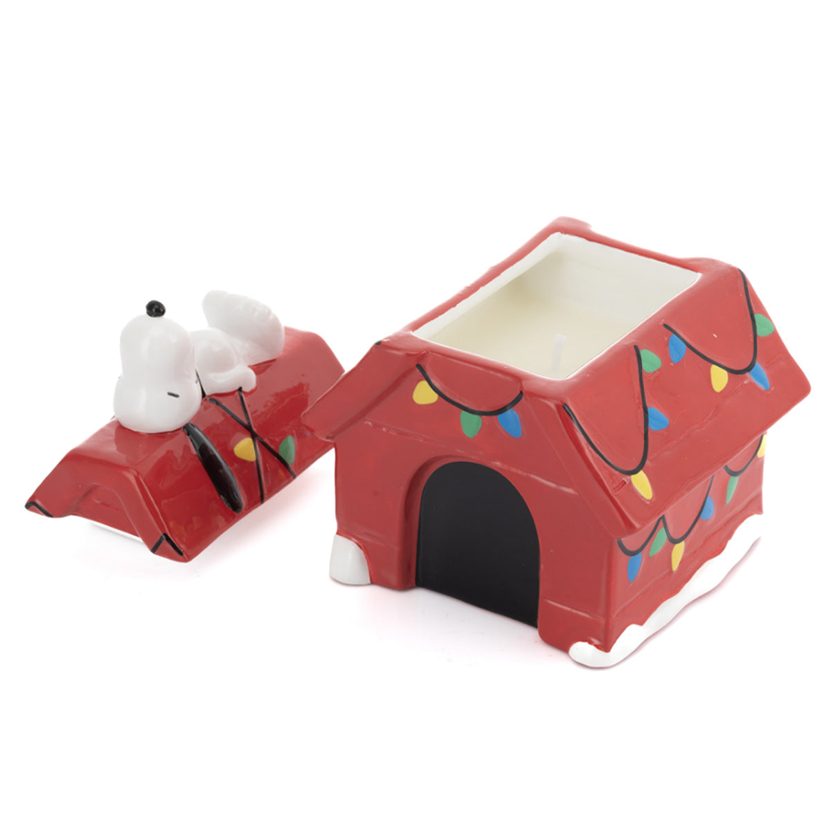Geöffnete Snoopy Hundehütte Keramik-Kerze mit weißem Wachs und Docht. Detailansicht der roten Peanuts-Duftkerze mit abnehmbarem Dach.