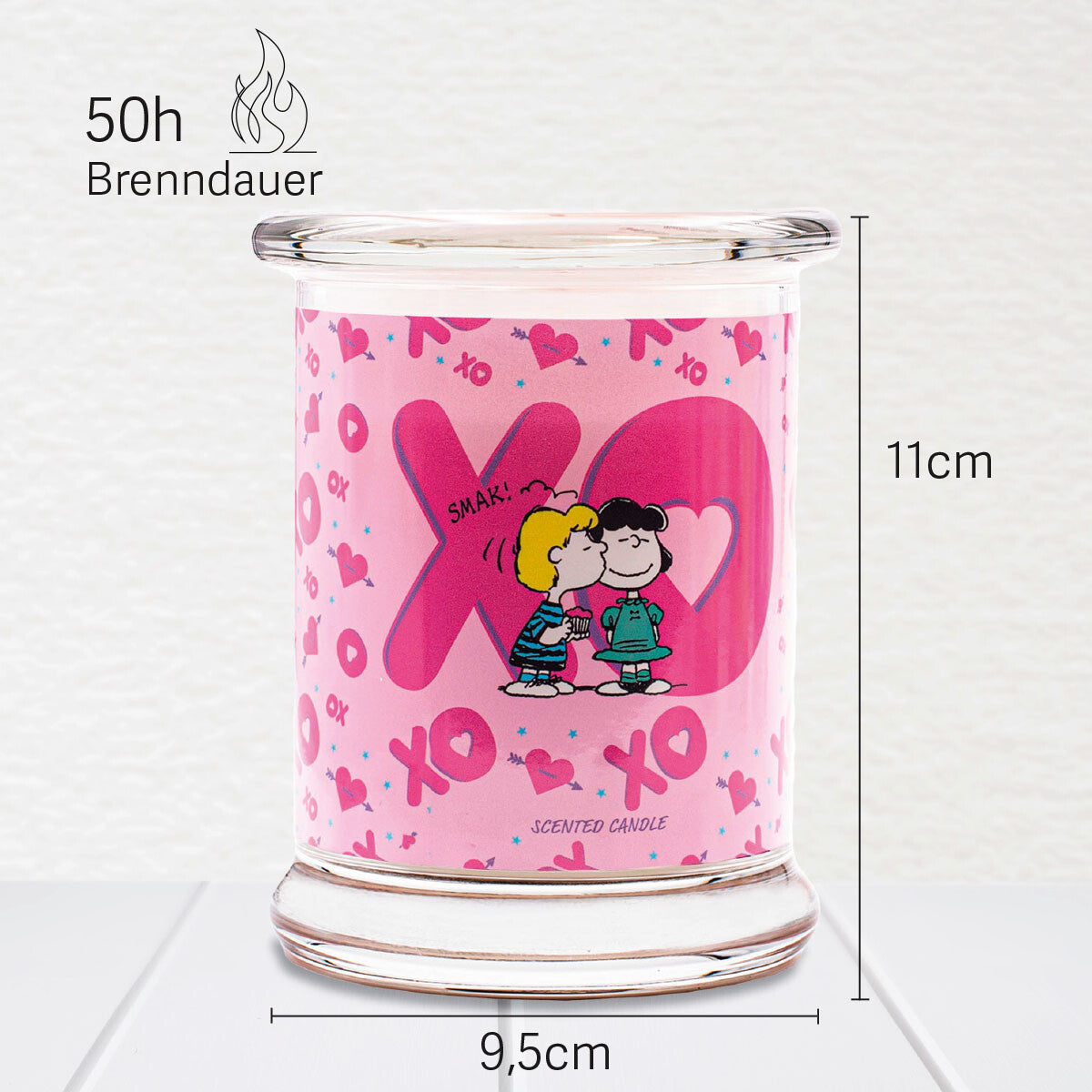 Peanuts Duftkerze ‚XOXO' (250g) im Glas - 11cm hoch, 9,5cm breit. Offizielle Lizenzkerze mit 50h Brenndauer, fruchtig-beerigem Duft und herzlichem Peanuts-Design. Veganes Wohnaccessoire oder Geschenkidee.