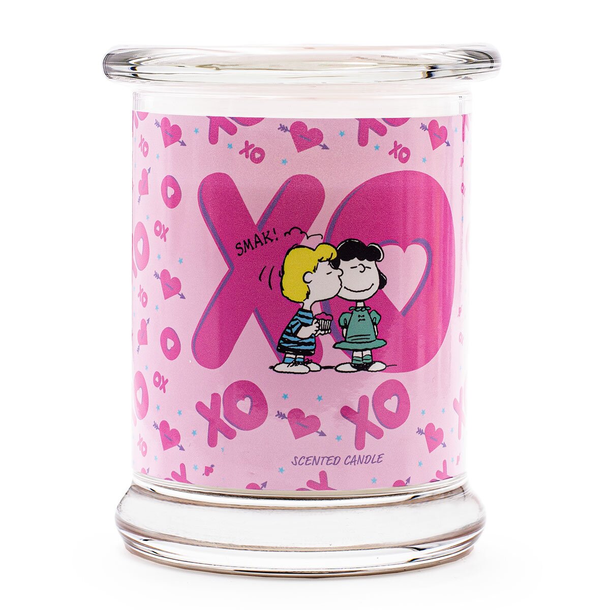 Peanuts Duftkerze ‚XOXO‘ (250g) – Vorderseite der offiziellen Lizenzkerze mit Schröder, der Lucy van Pelt einen Kuss gibt, auf rosa Hintergrund – perfekte Liebesbotschaft und Geschenkidee für Paare.