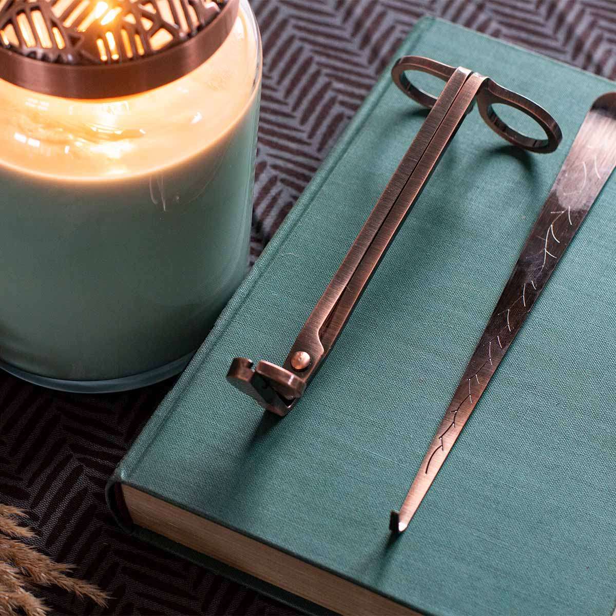 Purple River ‚Dochtschere & Dochtdipper Set‘ in Kupfer – Moodbild des hochwertigen Kerzenzubehör aus Edelmetall für perfekte Dochtpflege. Professionelles Werkzeug für gleichmäßiges Abbrennen, weniger Ruß & längere Brenndauer. Kerzen-Accessoire als tolle Ergänzung eines Duftkerzen-Geschenkes. 