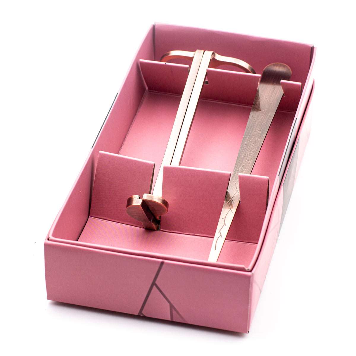 Purple River ‚Dochtschere & Dochtdipper Set‘ geöffnete Verpackung des hochwertigen Kerzenzubehör aus Edelmetall für perfekte Dochtpflege. Perfekt als kreative Geschenkidee für Kerzenliebhaber.