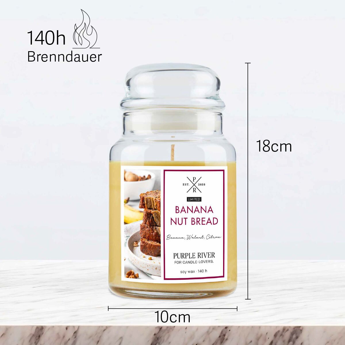 Vegane Premium-Sojawachs-Duftkerze ‚Banana Nut Bread‘ von Purple River (623g). Nachhaltige Kerze im Glas mit extralanger 140h-Brenndauer, Höhe 18cm & Breite 10cm. Hochwertige Wellness-Deko, Made in Germany.