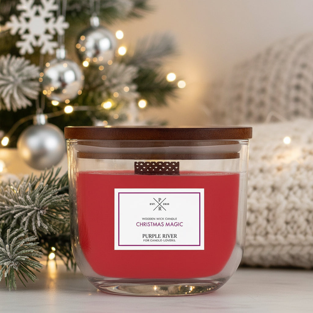 Vegane Sojawachs-Duftkerze von Purple River im Glas mit rotem Wachs und Holzdocht in winterlichem Raum, 370 g, 60 Stunden Brenndauer, hochwertige Dekoration und liebevolles Weihnachtsgeschenk, hergestellt in Deutschland.