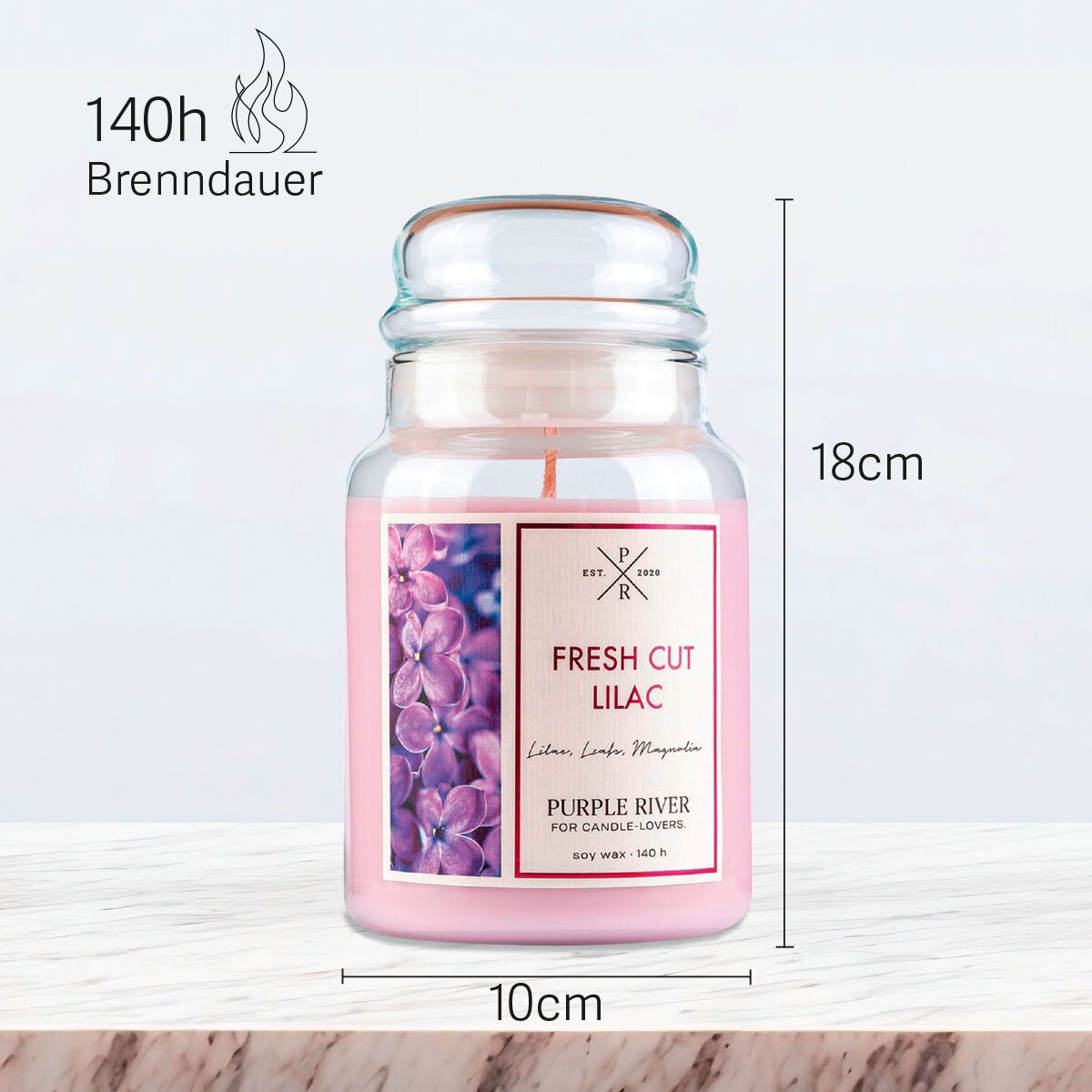 Vegane Premium-Sojawachs-Duftkerze ‚Fresh Cut Lilac‘ von Purple River (623g). Nachhaltige Kerze im Glas mit extralanger 140h-Brenndauer, Höhe 18cm & Breite 10cm. Hochwertige Wellness-Deko, Made in Germany.