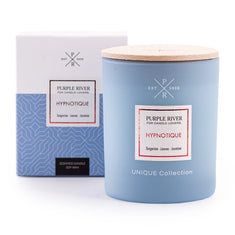 Hochwertige Sojawachs-Duftkerze (220g) von Purple River mit Holzdocht. Lange 50h-Brenndauer. Die vegane Duftkerze im Glas und mit Verpackung hat weißes Wachs. Ist ideal als stilvolle Dekoration & luxuriöses Wellness-Geschenk. Gefertigt in Deutschland.