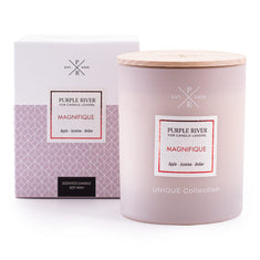 Hochwertige Sojawachs-Duftkerze (220g) von Purple River mit Holzdocht. Lange 50h-Brenndauer. Die vegane Duftkerze im Glas und mit Verpackung hat weißes Wachs. Ist ideal als stilvolle Dekoration & luxuriöses Wellness-Geschenk. Gefertigt in Deutschland.