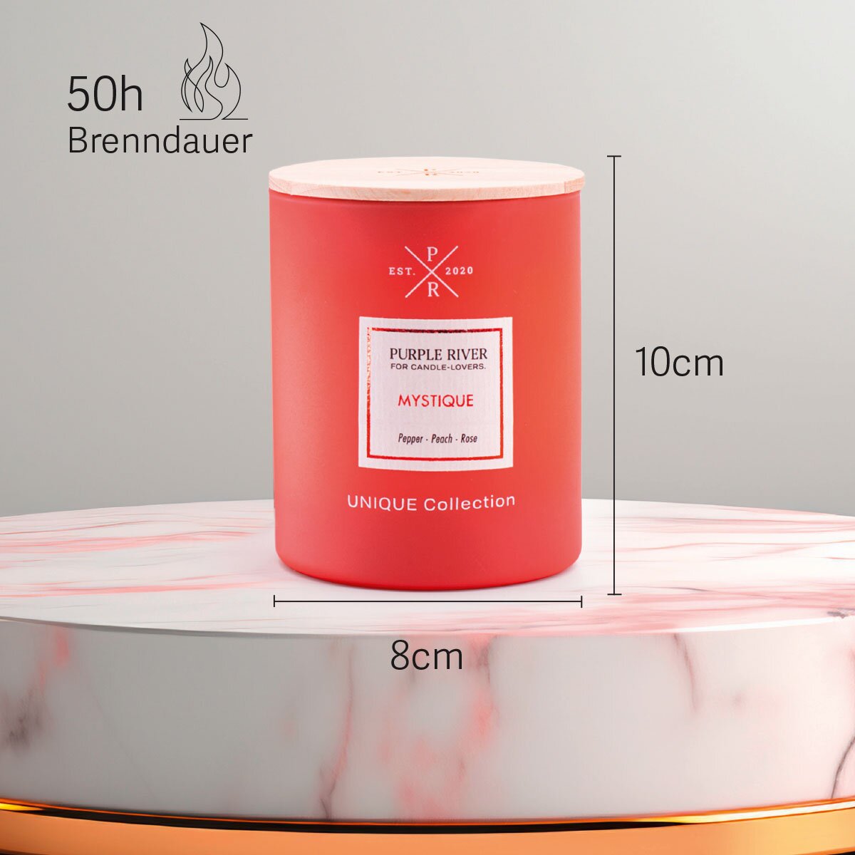 Rote Premium-Sojawachs-Duftkerze ‚Mystique‘ von Purple River (220g) mit Holzdocht und Holzdeckel. Nachhaltige Kerze mit extralanger 50h-Brenndauer, 10cm Höhe und 8cm Breite. Hochwertige Wellness-Deko, Made in Germany.