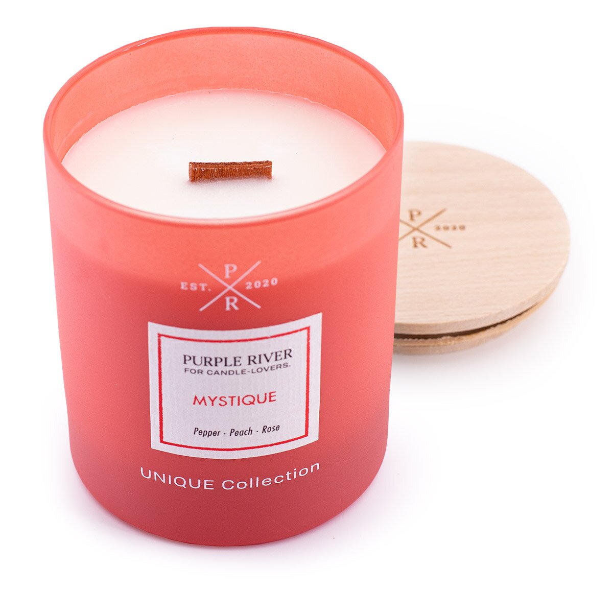 Vegane Premium-Sojawachs-Duftkerze ‚Mystique‘ von Purple River (220g) mit Holzdocht und Holzdeckel. Geöffnete nachhaltige Kerze mit extralanger 50h-Brenndauer. Hochwertige Wellness-Deko, Made in Germany.