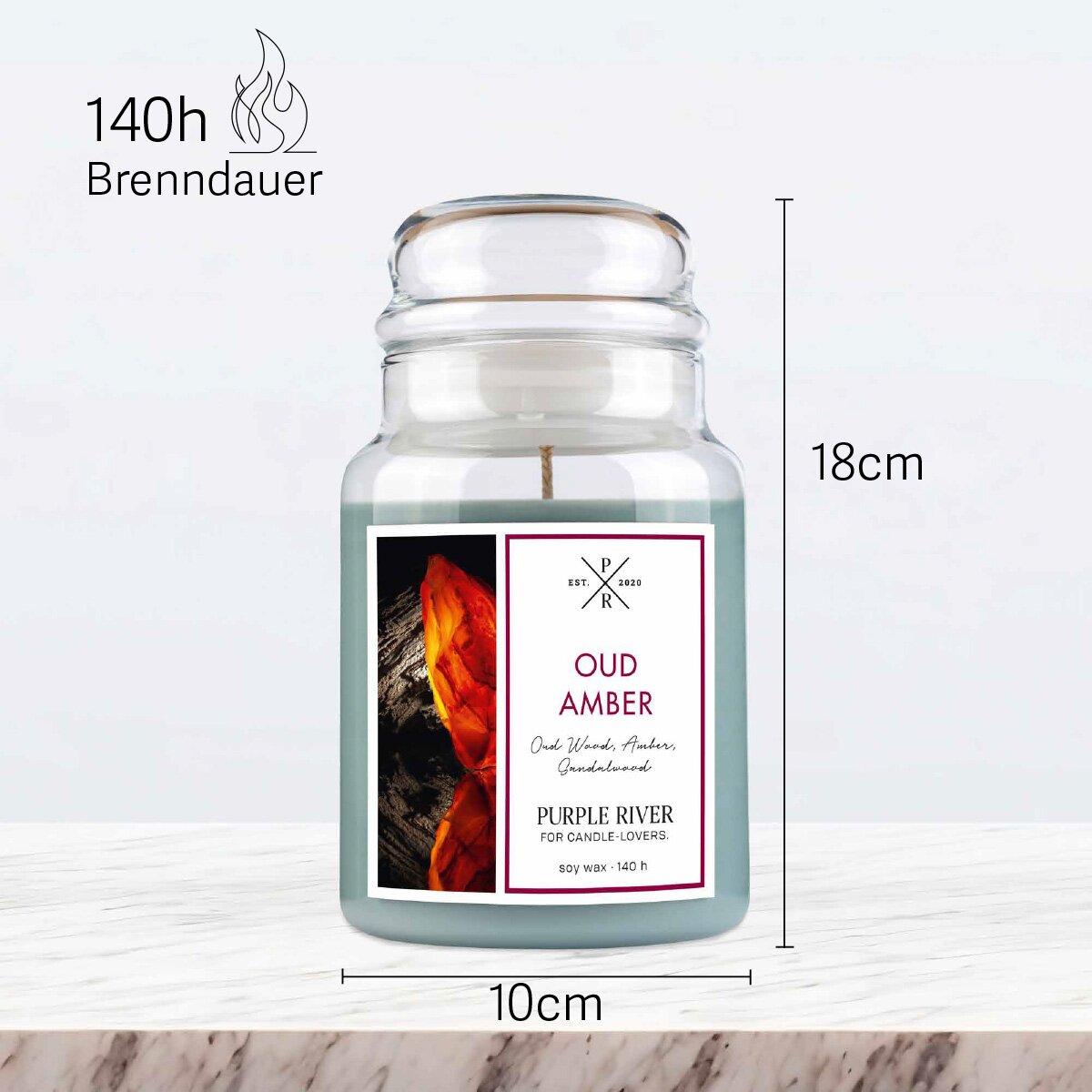 Vegane Premium-Sojawachs-Duftkerze ‚Oud Amber‘ von Purple River (623g). Nachhaltige Kerze im Glas mit extralanger 140h-Brenndauer, Höhe 18cm & Breite 10cm. Hochwertige Wellness-Deko, Made in Germany.