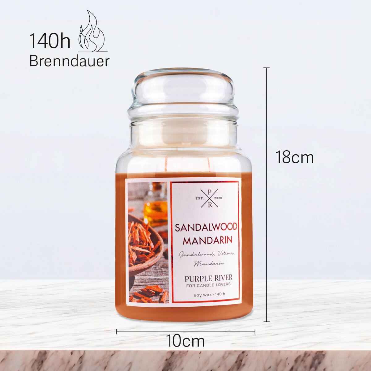 Vegane Premium-Sojawachs-Duftkerze ‚Sandalwood Mandarin‘ von Purple River (623g). Nachhaltige Kerze im Glas mit extralanger 140h-Brenndauer, Höhe 18cm & Breite 10cm. Hochwertige Wellness-Deko, Made in Germany.